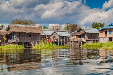 Inle gölünde Inn Paw Khone köyüsünün Stilt evleri, Myanmar