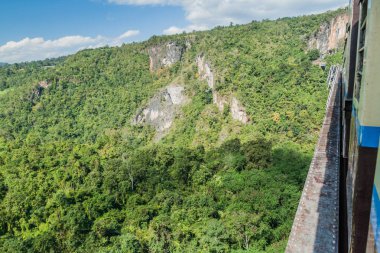 Mandalay demiryolu hattı üzerinde Gökteik (Gök Teik) viyadüğü nden geçen bir trenden manzara - Hsipaw, Myanmar