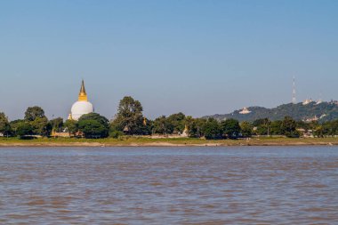 Mandalay yakınlarındaki Sagaing'de birçok Budist stupa, Myanmar