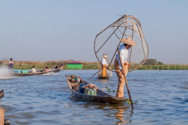 Inle, Myanmar - 28 Kasım 2016: Inle gölündeki yerel balıkçılar el yapımı ağla geleneksel bir şekilde balık avla.