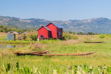 Inle, Myanmar - 26 Kasım 2016: Inle gölü yakınlarındaki köy ayaklı evler ve tekneler, Myanmar