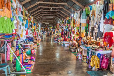 Inle, Myanmar - 28 Kasım 2016: Inle gölündeki Nga Phe Chaung (Nga Phe Kyaung) manastırında hediyelik eşya tezgahları, Myanmar
