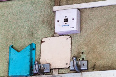 Myanmar'da eski bir trende USB bağlantı noktaları