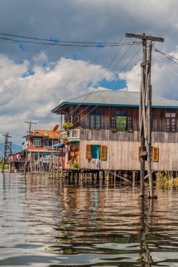 Inle gölünde Inn Paw Khone köyüsünün Stilt evleri, Myanmar