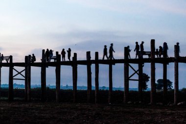 Mandalay yakınlarındaki Amarapura U Bein köprü silueti, Myanmar
