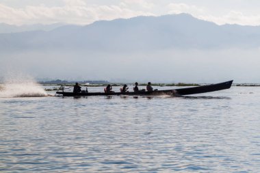 Inle, Myanmar - 28 Kasım 2016: Inle gölünde teknede turistler, Myanmar