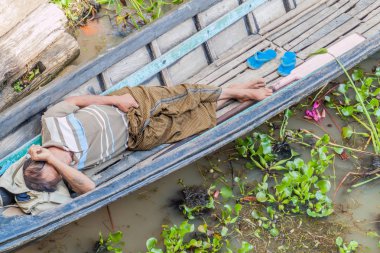 Inle, Myanmar - 28 Kasım 2016: Inle gölünde teknede uyuyan yerel adam, Myanmar