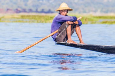 Inle, Myanmar - 26 Kasım 2016: Inle gölünde teknede bulunan yerel adam, Myanmar