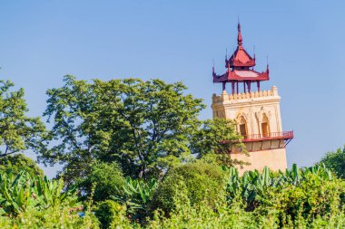 Gözetleme kulesi Mandalay yakınlarındaki antik şehir Inwa (Ava) bir deprem de hasar, Myanmar