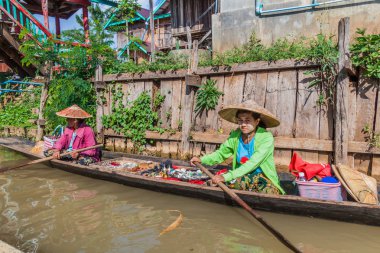 Inle, Myanmar - 28 Kasım 2016: Myanmar'ın Inle gölünde bir köyde hediyelik eşya satan teknedeki yerel kadınlar