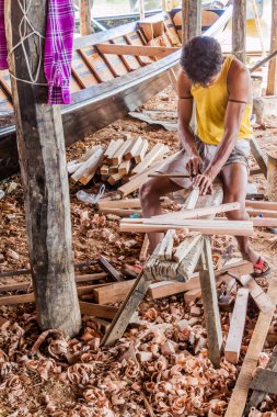 Inle, Myanmar - 28 Kasım 2016: Inle gölünde tekne üreticisi, Myanmar