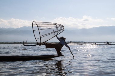 Inle, Myanmar - 28 Kasım 2016: Inle gölündeki yerel balıkçılar el yapımı ağla geleneksel bir şekilde balık avla.