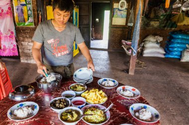 Hsipaw, Myanmar - 1 Aralık 2016: Hsipaw, Myanmar çevresinde rehberli bir yürüyüşe katılanlar için aile yanında öğle yemeği
