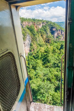 Mandalay demiryolu hattı üzerinde Gökteik (Gok Teik) viyadüğü geçen bir trenin kapısından görünümü - Hsipaw, Myanmar