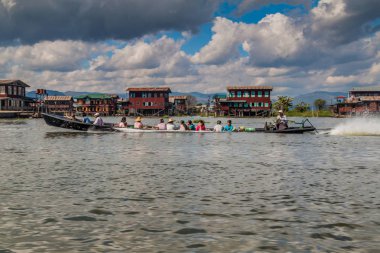 Inle, Myanmar - 28 Kasım 2016: Inle gölündeki Inn Paw Khone köyünün Stilt evleri ve yerel bir tekne, Myanmar