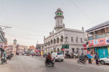 Pyin Oo Lwin, Myanmar - 29 Kasım 2016: Pyin Oo Lwin'de ana yol ve bir cami, Myanmar