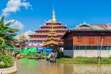 Inle, Myanmar - 28 Kasım 2016: Phaung Daw Oo Paya Pagoda Inle gölünde, Myanmar