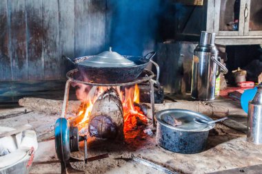 Hsipaw, Myanmar yakınlarındaki bir köy evinde şömine