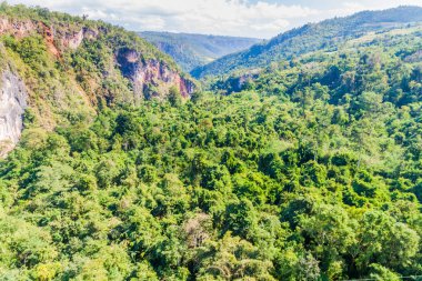Gökteik (Gotik veya Gök Teik) Myanmar'da Gohtwin Deresi geçidi