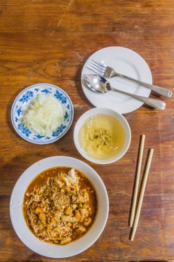 Myanmar'da bir restoranda yemek