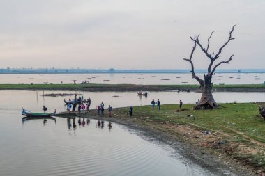 Mandalay, Myanmar - 4 Aralık 2016: Mandalay yakınlarındaki Amarapura'daki Taungthaman gölünde tekneler, Myanmar