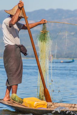 Inle, Myanmar - 26 Kasım 2016: Inle gölünde teknede balıkçı, Myanmar