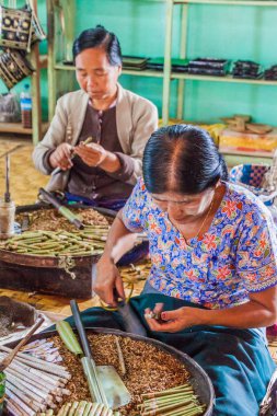Inle, Myanmar - 28 Kasım 2016: Inle lake, Myanmar'da bir puro atölyesinin çalışanları