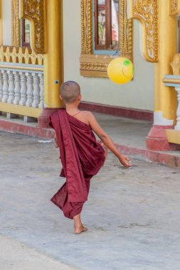 Inle, Myanmar - 28 Kasım 2016: Budist acemi ler Myanmar'ın Inle gölündeki Alodaw Pauk Pagoda'da topla oynuyor