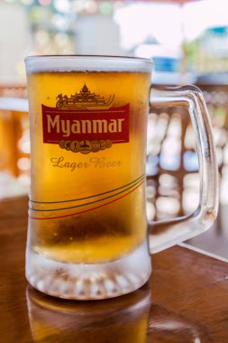 Pyin Oo Lwin, Myanmar - 29 Kasım 2016: Pyin Oo Lwin, Myanmar'da bir restoranda soğuk bardak Myanmar birası