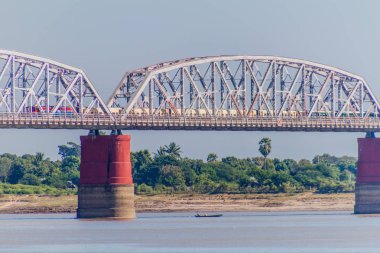 Ava (Inwa) Mandalay yakınlarındaki Sagaing Irrawady (Ayeyarwady) nehri geçerken köprü, Myanmar