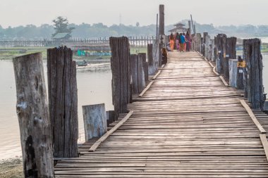 Mandalay, Myanmar - 4 Aralık 2016: Mandalay yakınlarındaki Amarapura'daki Taungthaman gölü üzerinde U Bein köprüsü, Myanmar