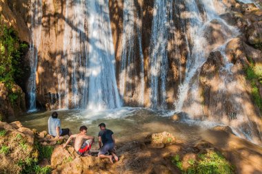 Hsipaw, Myanmar - 2 Aralık 2016: Turistler Hsipaw, Myanmar yakınlarındaki Nam Tuk şelalesi