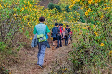 Hsipaw, Myanmar - 1 Aralık 2016: Hsipaw, Myanmar çevresinde rehberli bir yürüyüşe katılanlar
