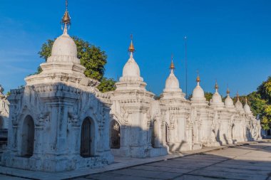 Mandalay, Myanmar 'daki Kuthodaw pagoda' nın etrafındaki beyaz aptallar