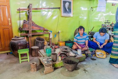 Inle, Myanmar - 28 Kasım 2016: Inle lake, Myanmar'da bir köyde Silversmith atölyesi