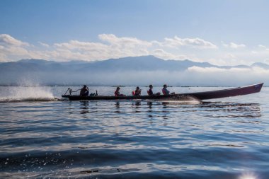 Inle, Myanmar - 28 Kasım 2016: Inle gölünde teknede turistler, Myanmar