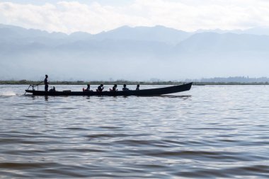Inle, Myanmar - 28 Kasım 2016: Inle gölünde teknede turistler, Myanmar