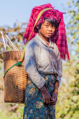 Shan State, Myanmar - 26 Kasım 2016: Kalaw ve Inle, Myanmar arasındaki bölgede köylü çocuk