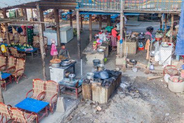 Mandalay, Myanmar - 4 Aralık 2016: Mandalay yakınlarındaki Amarapura'da yerel restoran, Myanmar