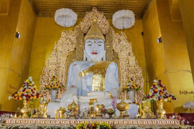 Mandalay, Myanmar - 4 Aralık 2016: Buda Mandalay, Myanmar'daki Kyauktawgyi tapınağında
