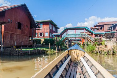 Inle, Myanmar - 28 Kasım 2016: Inle gölünde yerel balıkçı, Myanmar