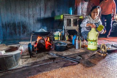 Hsipaw, Myanmar - 1 Aralık 2016: Hsipaw, Myanmar yakınlarındaki bir köy evinde şömine