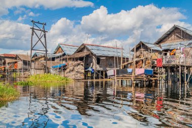 Inle gölünde Inn Paw Khone köyüsünün Stilt evleri, Myanmar
