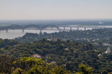 Sagaing ve Ava (Inwa) köprüleri Görünür, Myanmar Görünür Ayeyarwady nehri geçerken.