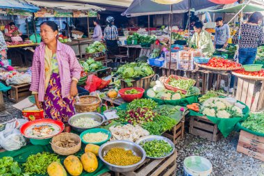 Mandalay, Myanmar - 5 Aralık 2016: Mandalay, Myanmar'da sebze pazarı
