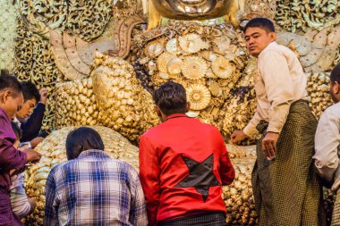 Mandalay, Myanmar - 4 Aralık 2016: Mandalay, Myanmar'daki Mahamuni Buddha Tapınağı'nda Budist adanmışlar Buddha'ya altın yapraklar koydular