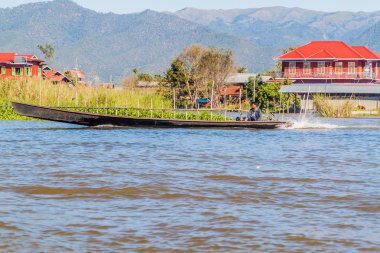 Inle, Myanmar - 26 Kasım 2016: Inle gölünde teknede bulunan yerel adam, Myanmar