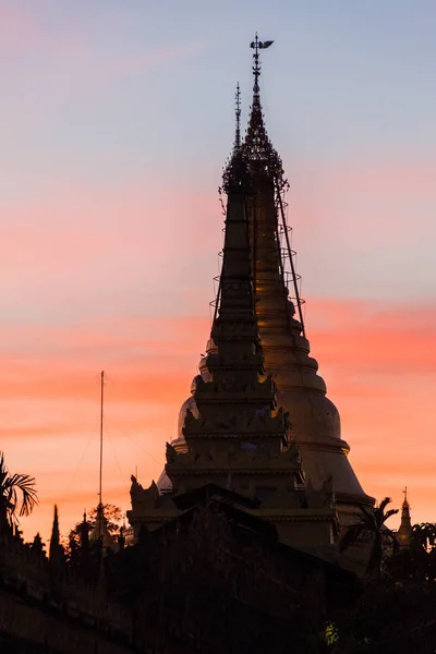 在缅甸曼德勒黄昏时分 桑达穆尼 桑达马尼或桑达尔 宝塔的剪影 — 图库照片