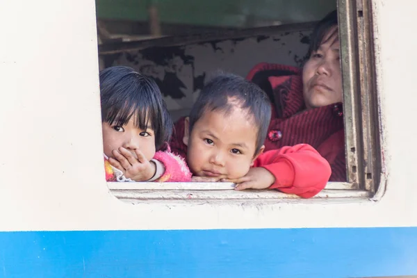 Gokteik Myanmar November 2016 Barn Ett Tåg Nära Gokteik Gok — Stockfoto