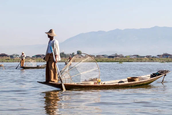 Inle, Myanmar - 28 Kasım 2016: Inle gölündeki yerel balıkçılar geleneksel olarak el yapımı ağla balık avlarlar.